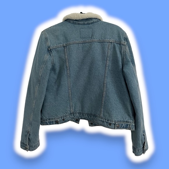 🩵LEVI’S ORIGINAL SHERPA TRUCKER JACKET🩵 - Picture 4 of 4